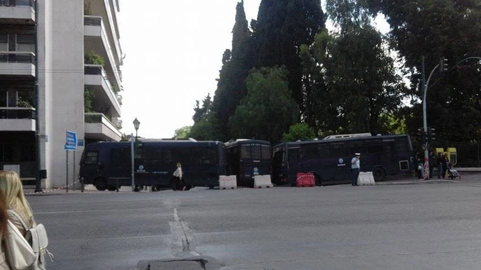 Πάρτι στο Twitter για το… «δεν έχω κλούβες των ΜΑΤ έξω από το σπίτι μου» του Τσίπρα